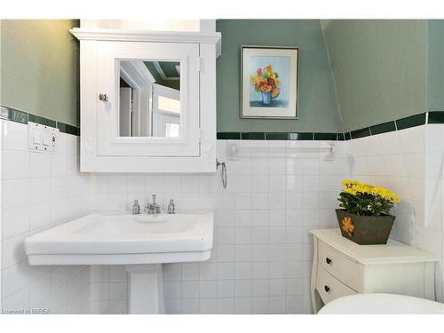 36 Lincoln Avenue, Brantford, ON - Indoor Photo Showing Bathroom