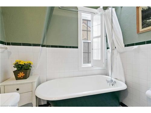 36 Lincoln Avenue, Brantford, ON - Indoor Photo Showing Bathroom