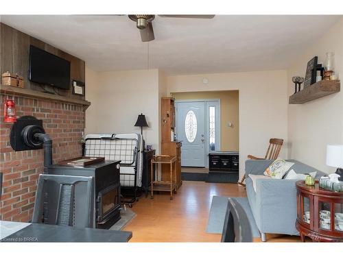 2606 Harrisburg Road, Lynden, ON - Indoor Photo Showing Living Room With Fireplace