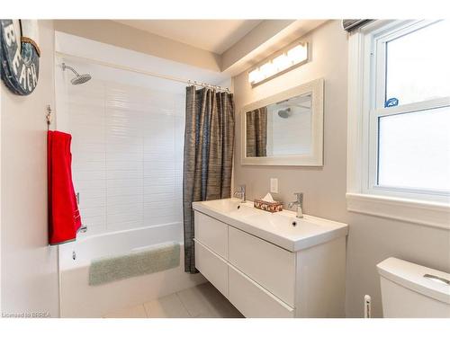 17 Trimdon Avenue, Brantford, ON - Indoor Photo Showing Bathroom