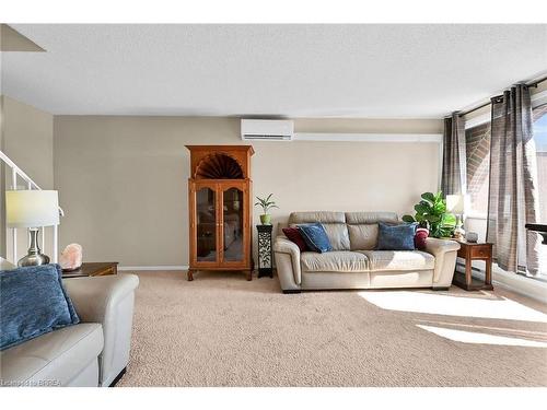 331-36 Hayhurst Road, Brantford, ON - Indoor Photo Showing Living Room