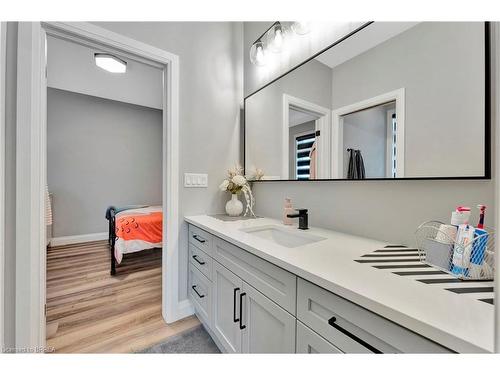 14 Hudson Drive, Brantford, ON - Indoor Photo Showing Bathroom