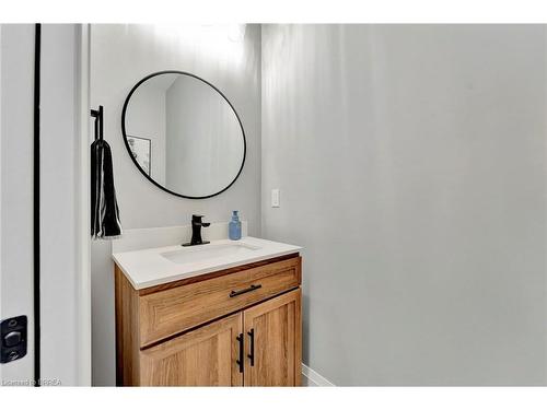 14 Hudson Drive, Brantford, ON - Indoor Photo Showing Bathroom