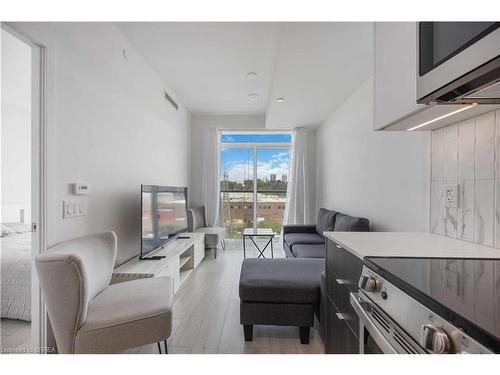 610-500 Dupont Street, Toronto, ON - Indoor Photo Showing Living Room