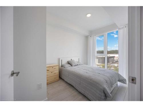 610-500 Dupont Street, Toronto, ON - Indoor Photo Showing Bedroom