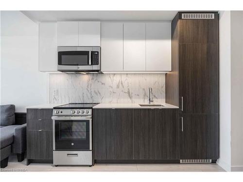 610-500 Dupont Street, Toronto, ON - Indoor Photo Showing Kitchen