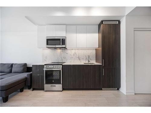 610-500 Dupont Street, Toronto, ON - Indoor Photo Showing Kitchen