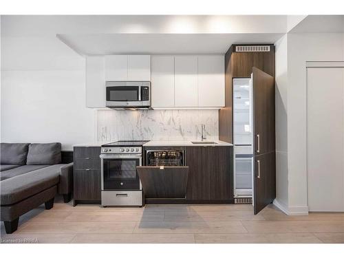 610-500 Dupont Street, Toronto, ON - Indoor Photo Showing Kitchen