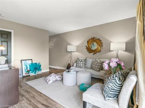 501-200 Charlton Avenue E, Hamilton, ON - Indoor Photo Showing Living Room