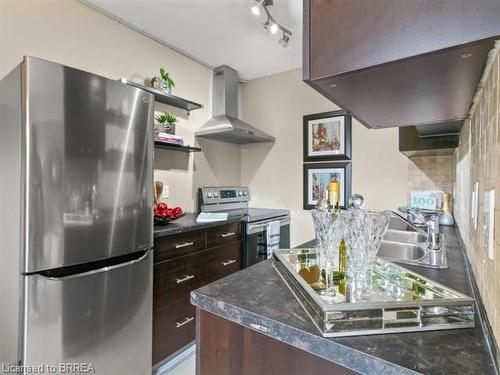 501-200 Charlton Avenue E, Hamilton, ON - Indoor Photo Showing Kitchen