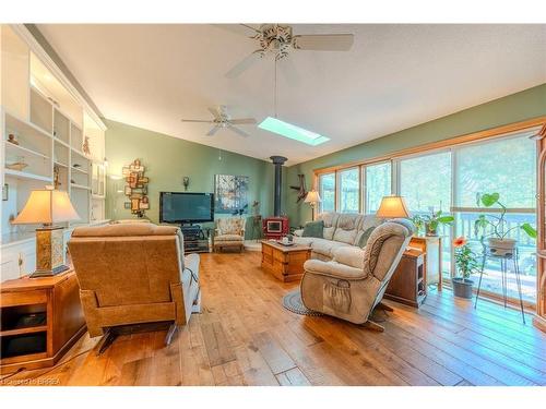 62 Pleasant Ridge Road, Brantford, ON - Indoor Photo Showing Living Room