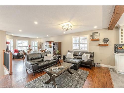 32 Mcintosh Court, Brantford, ON - Indoor Photo Showing Living Room