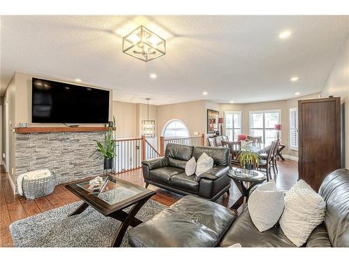 32 Mcintosh Court, Brantford, ON - Indoor Photo Showing Living Room