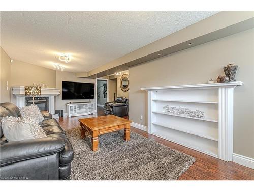 32 Mcintosh Court, Brantford, ON - Indoor Photo Showing Living Room