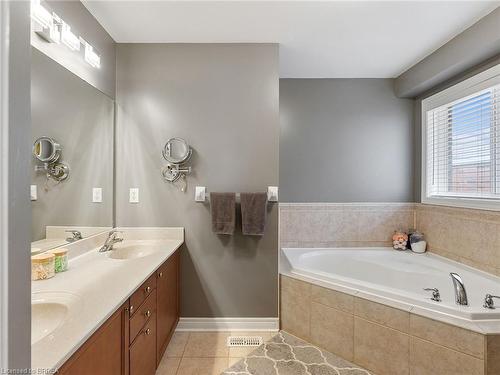 39 Hunter Way, Brantford, ON - Indoor Photo Showing Bathroom