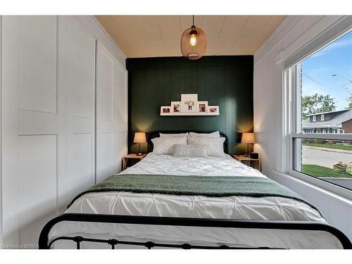 289 Marlborough Street, Brantford, ON - Indoor Photo Showing Bedroom