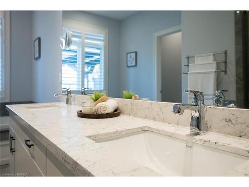 21 Tedley Boulevard, Brantford, ON - Indoor Photo Showing Bathroom