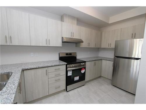 131-677 Park Road N, Brantford, ON - Indoor Photo Showing Kitchen