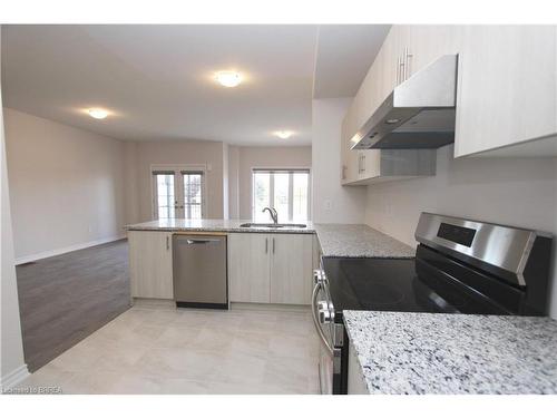 131-677 Park Road N, Brantford, ON - Indoor Photo Showing Kitchen