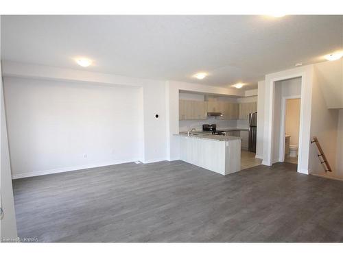 131-677 Park Road N, Brantford, ON - Indoor Photo Showing Kitchen