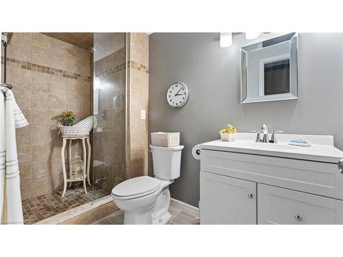 14 Pinewood Drive, Brantford, ON - Indoor Photo Showing Bathroom