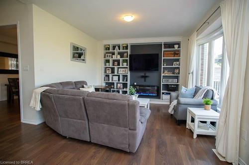 8 Turnbull Drive, Brantford, ON - Indoor Photo Showing Living Room