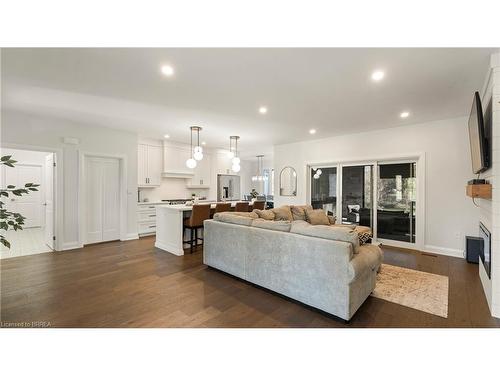 790 South Coast Drive, Peacock Point, ON - Indoor Photo Showing Living Room