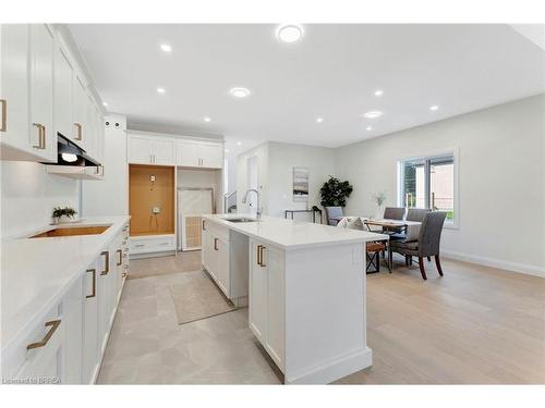 18-242 Mount Pleasant Street, Brantford, ON - Indoor Photo Showing Kitchen With Upgraded Kitchen