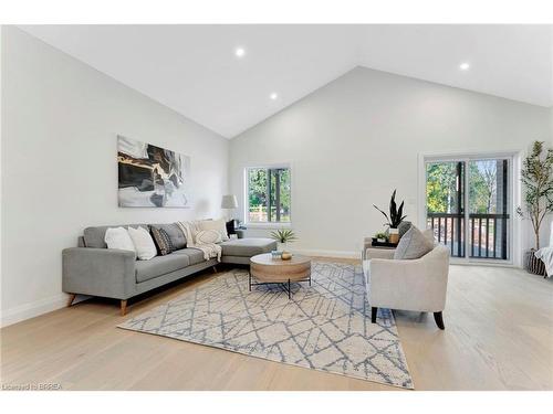 18-242 Mount Pleasant Street, Brantford, ON - Indoor Photo Showing Living Room