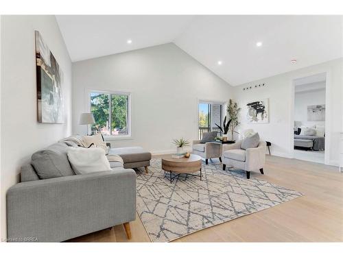 18-242 Mount Pleasant Street, Brantford, ON - Indoor Photo Showing Living Room