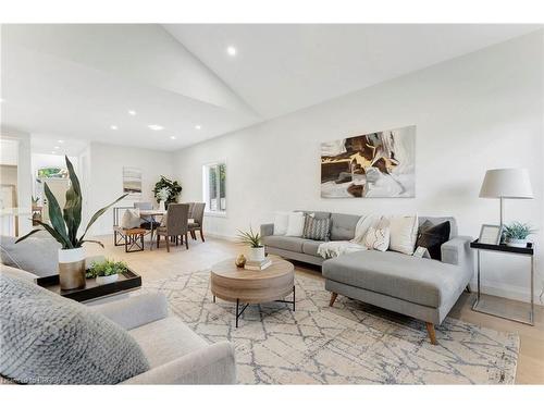 18-242 Mount Pleasant Street, Brantford, ON - Indoor Photo Showing Living Room