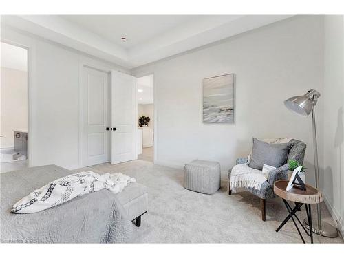 18-242 Mount Pleasant Street, Brantford, ON - Indoor Photo Showing Bedroom