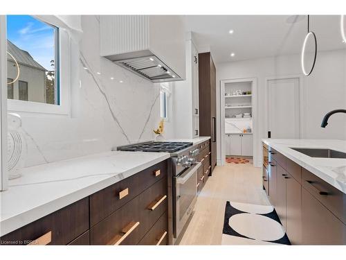 239 Green Street, Burlington, ON - Indoor Photo Showing Kitchen With Upgraded Kitchen