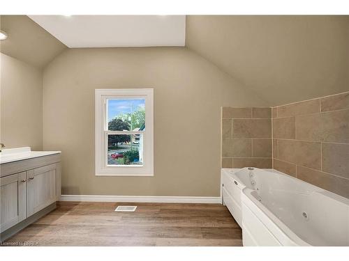 81 Banfield Street, Paris, ON - Indoor Photo Showing Bathroom