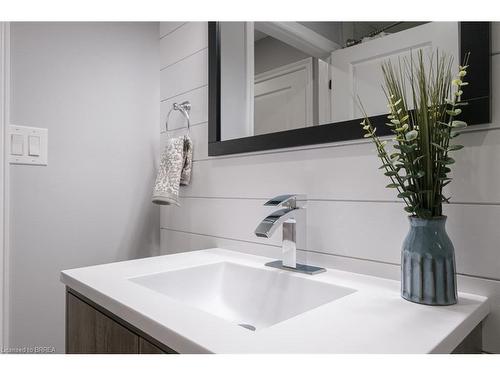 2 Waddington Street, Brantford, ON - Indoor Photo Showing Bathroom