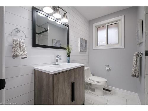 2 Waddington Street, Brantford, ON - Indoor Photo Showing Bathroom