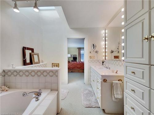 282 Dufferin Avenue, Brantford, ON - Indoor Photo Showing Bathroom