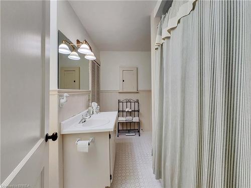 282 Dufferin Avenue, Brantford, ON - Indoor Photo Showing Bathroom