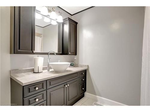 146 Blackburn Drive, Brantford, ON - Indoor Photo Showing Bathroom