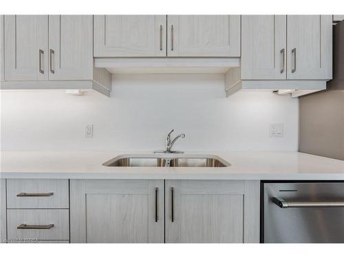 609-5 Hamilton Street N, Waterdown, ON - Indoor Photo Showing Kitchen With Double Sink With Upgraded Kitchen