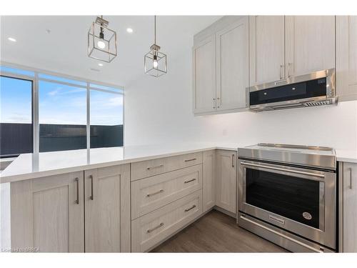 609-5 Hamilton Street N, Waterdown, ON - Indoor Photo Showing Kitchen With Upgraded Kitchen