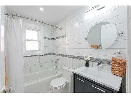 27 Glanville Avenue, Brantford, ON - Indoor Photo Showing Bathroom