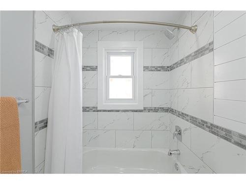 27 Glanville Avenue, Brantford, ON - Indoor Photo Showing Bathroom