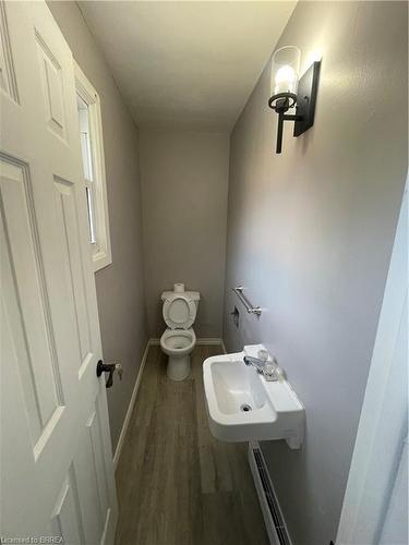 44 Raleigh Street, Brantford, ON - Indoor Photo Showing Bathroom