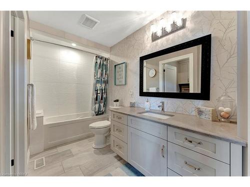 24 Tedley Boulevard, Brantford, ON - Indoor Photo Showing Bathroom