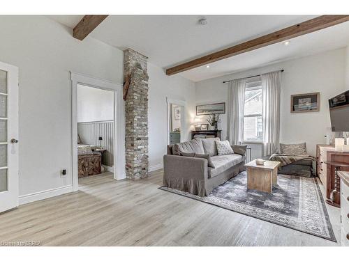 251 Upper Queen Street, Thames Centre, ON - Indoor Photo Showing Living Room