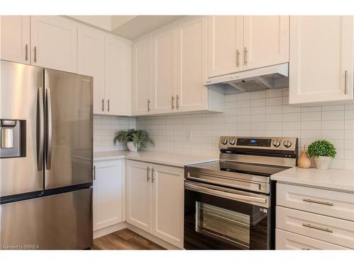 167-677 Park Road N, Brantford, ON - Indoor Photo Showing Kitchen