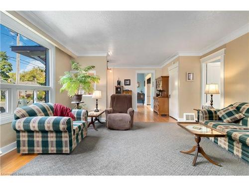 265 Park Avenue, Brantford, ON - Indoor Photo Showing Living Room