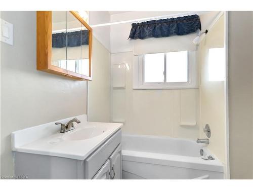 265 Park Avenue, Brantford, ON - Indoor Photo Showing Bathroom