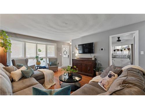 22 Walsh Court, Brantford, ON - Indoor Photo Showing Living Room